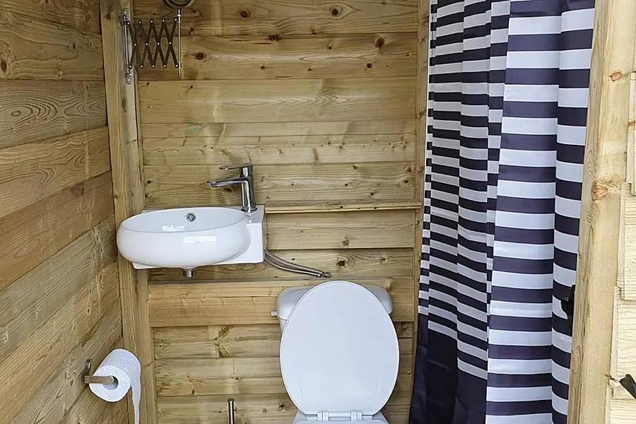 Comfortplaats met basic privé sanitair binnenkant