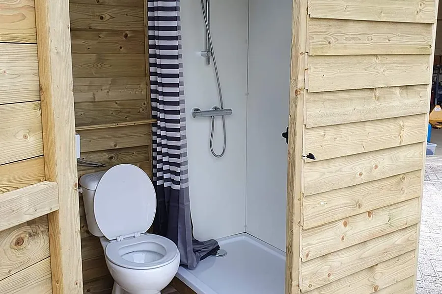 Comfortplaats met basic privé sanitair toilet
